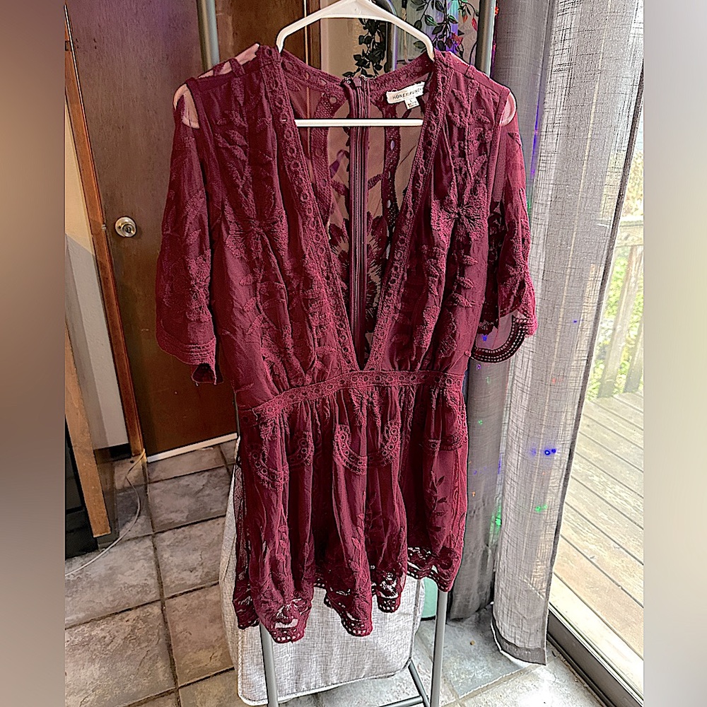 Women’s Large HONEY PUNCH Burgundy Red Lace Romper